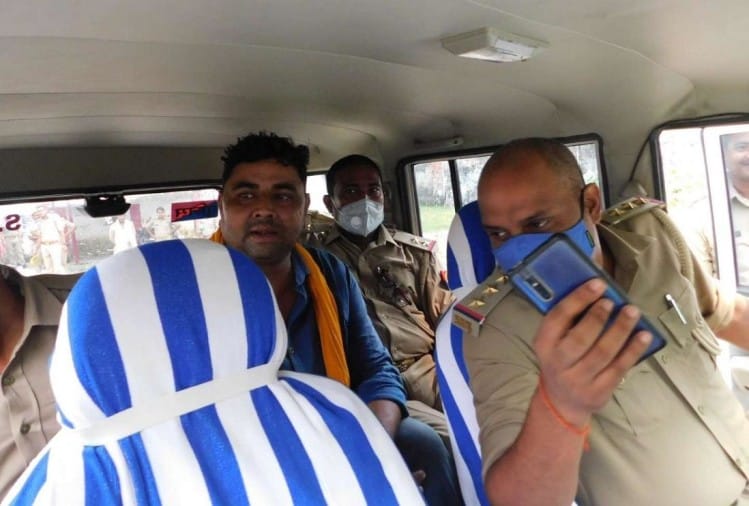 Ballia Murder Caseरिमांड पर लेने के बाद धीरेंद्र को थाने लाई पुलिस