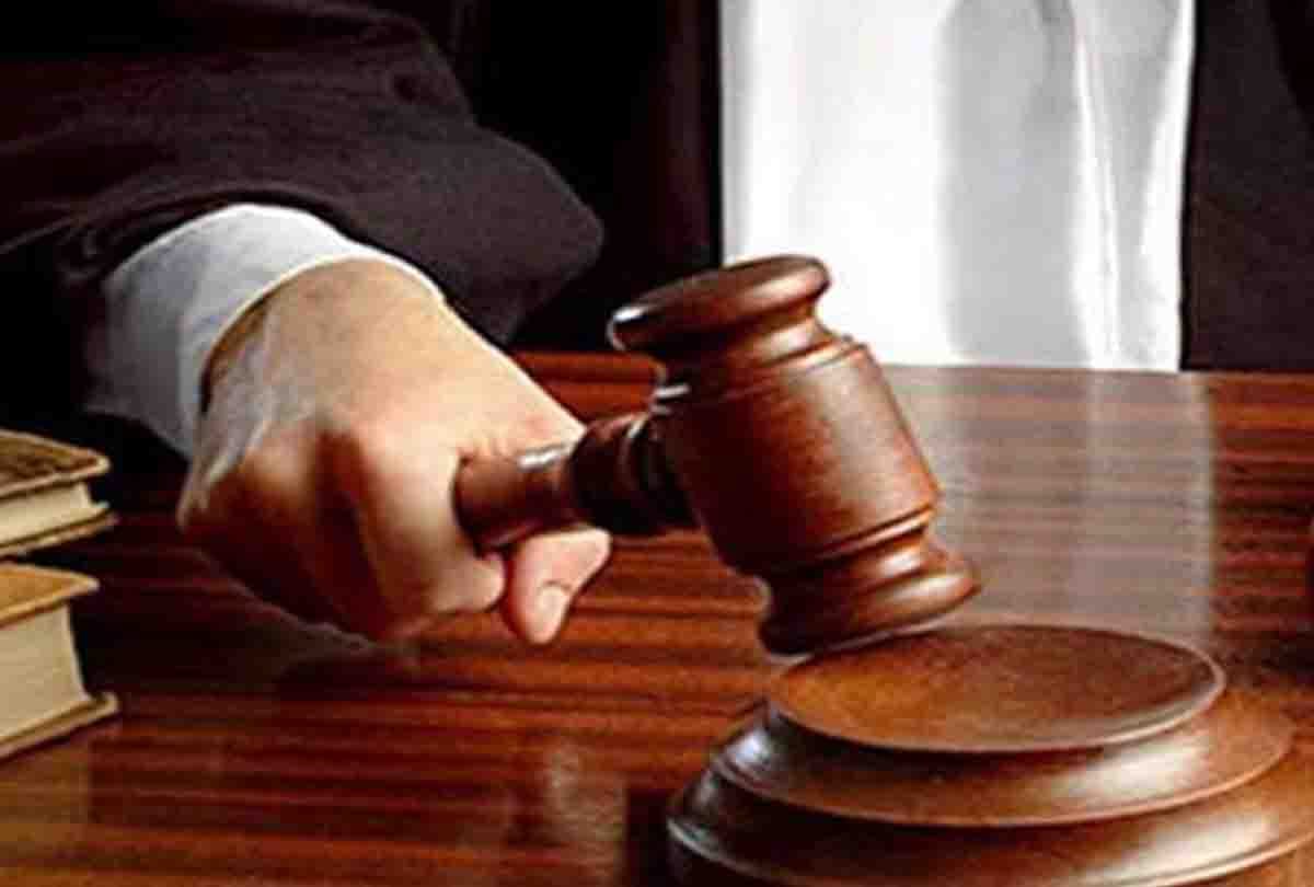 16 people including Pradhan registered for robbery