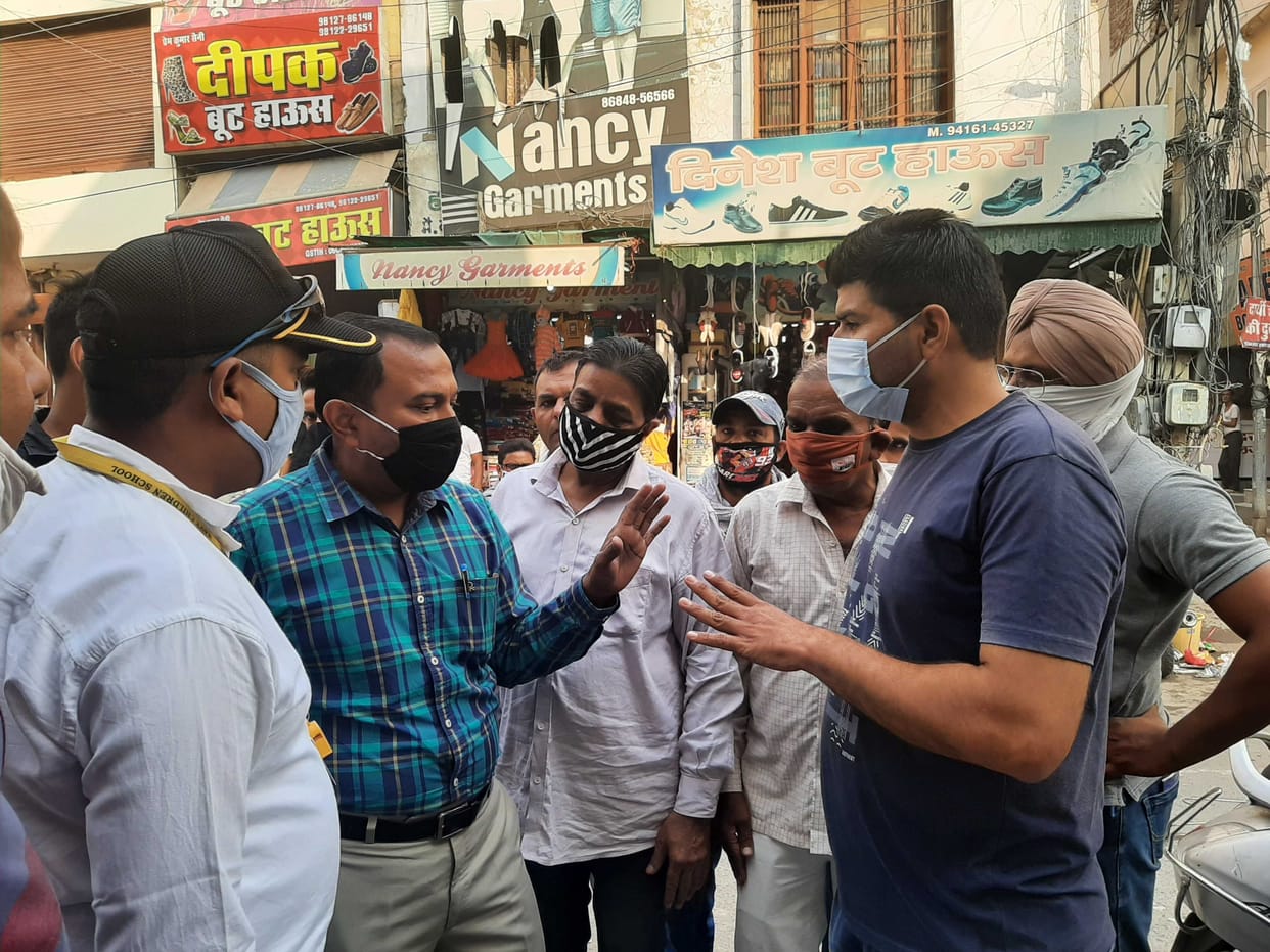 Municipal staff and shopkeepers arrived to remove encroachment