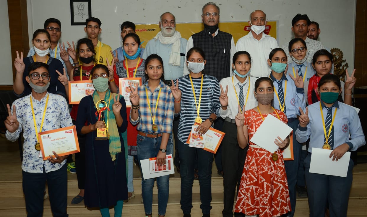 medhawi samman, topper students, given prize