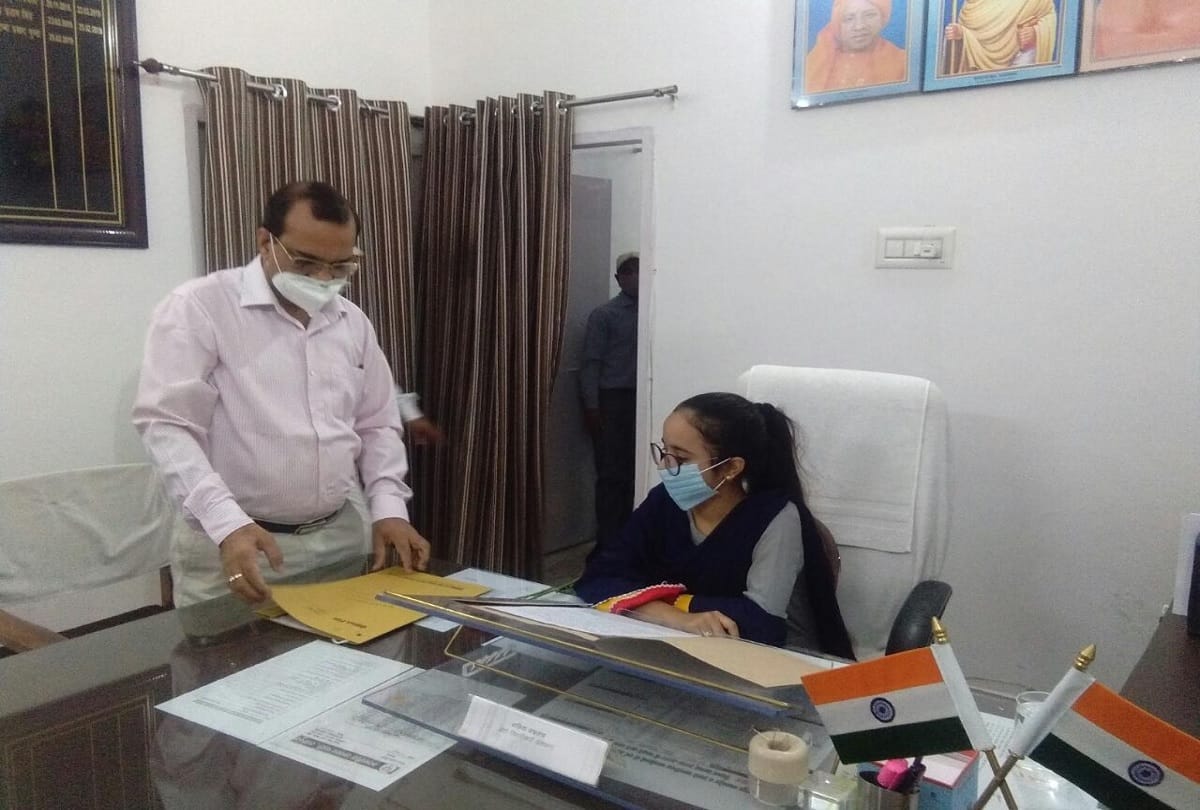 Mission Shakti in UP Rampur DM initiates to give one day responsibility of administrative post to girls