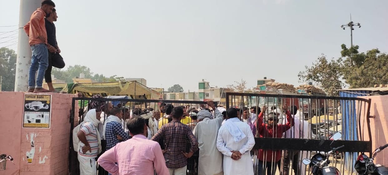 Farmers lock out mandi gate when paddy is not purchased