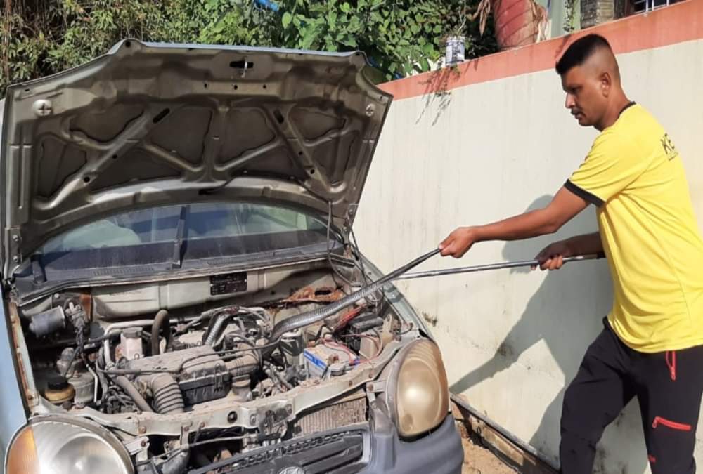 Cobra Enter in Car Bonnet After Weasel Attack on Him in dehradun, See Rescue Photos