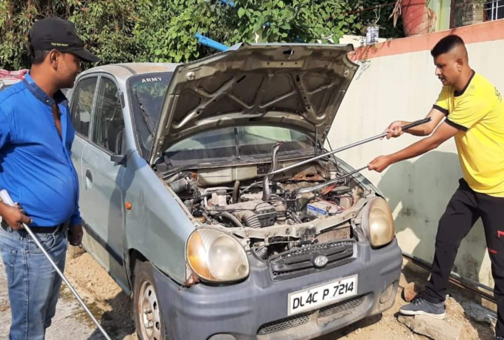 Cobra Enter in Car Bonnet After Weasel Attack on Him in dehradun, See Rescue Photos