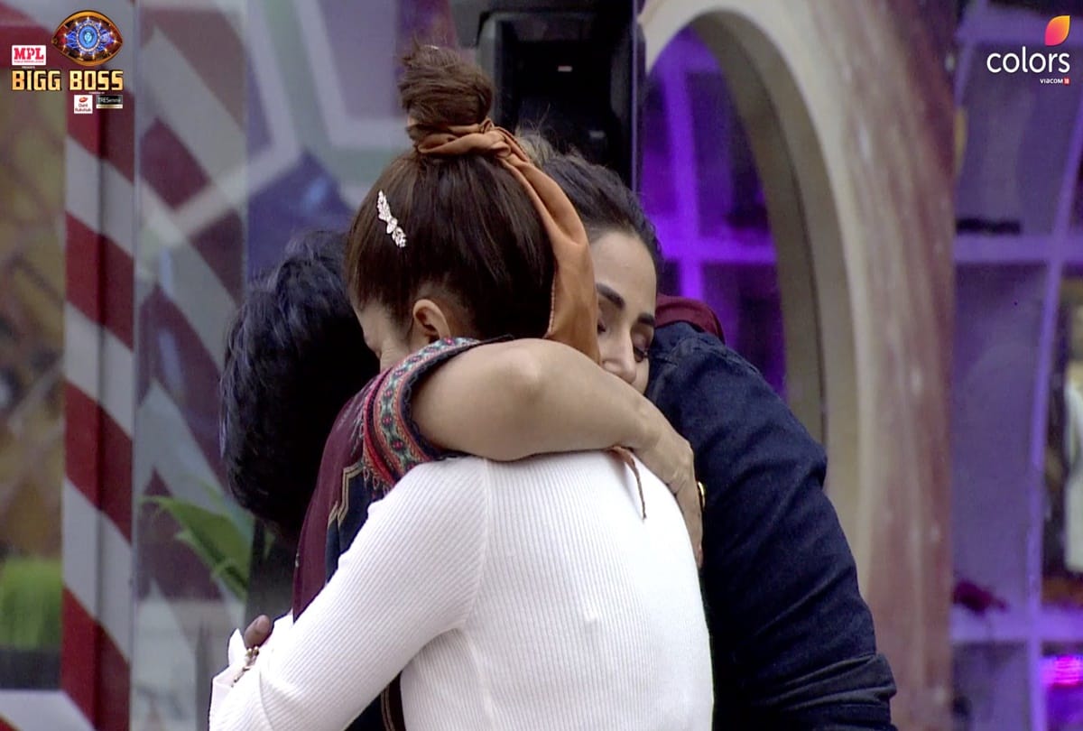 Bigg Boss 14 Abhinav Shukla Rubina Dilaik Jasmin Bhasin Takes a Dig On Nikki Tamboli For Touching Feet Of Hina and Gauhar