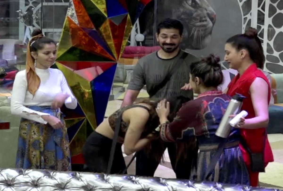 Bigg Boss 14 Abhinav Shukla Rubina Dilaik Jasmin Bhasin Takes a Dig On Nikki Tamboli For Touching Feet Of Hina and Gauhar