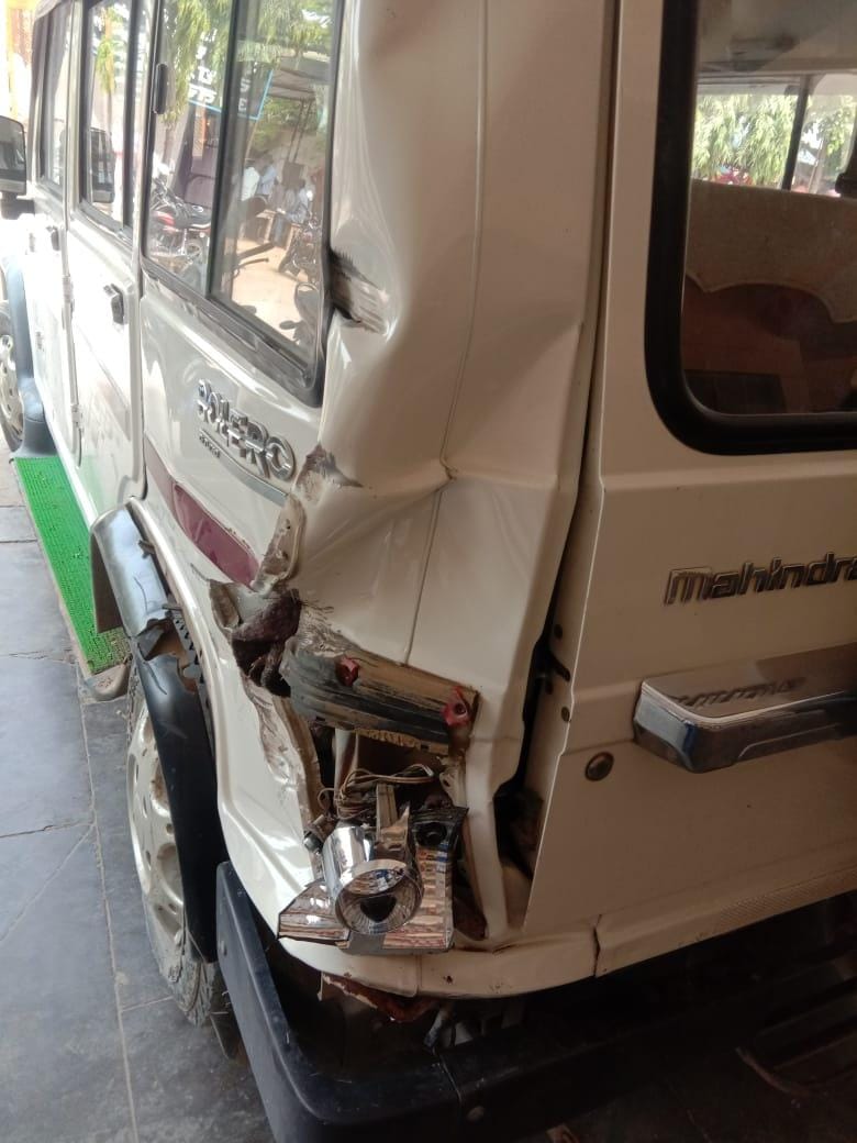 Tractor rammed into Naib Tehsidar's car in Jalaun