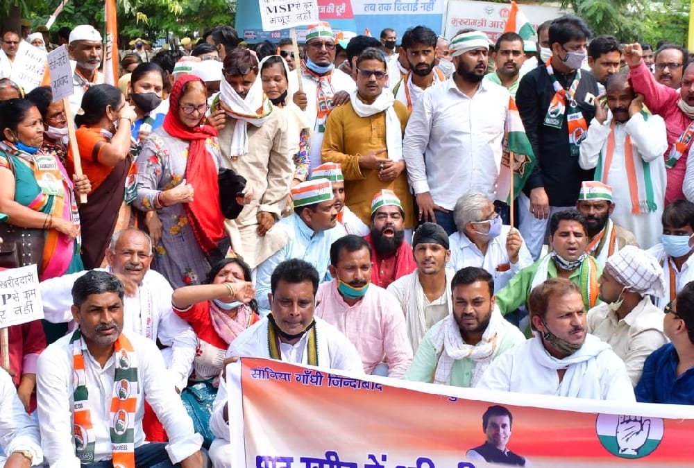 congress men protest in support of farmers in Amethi.