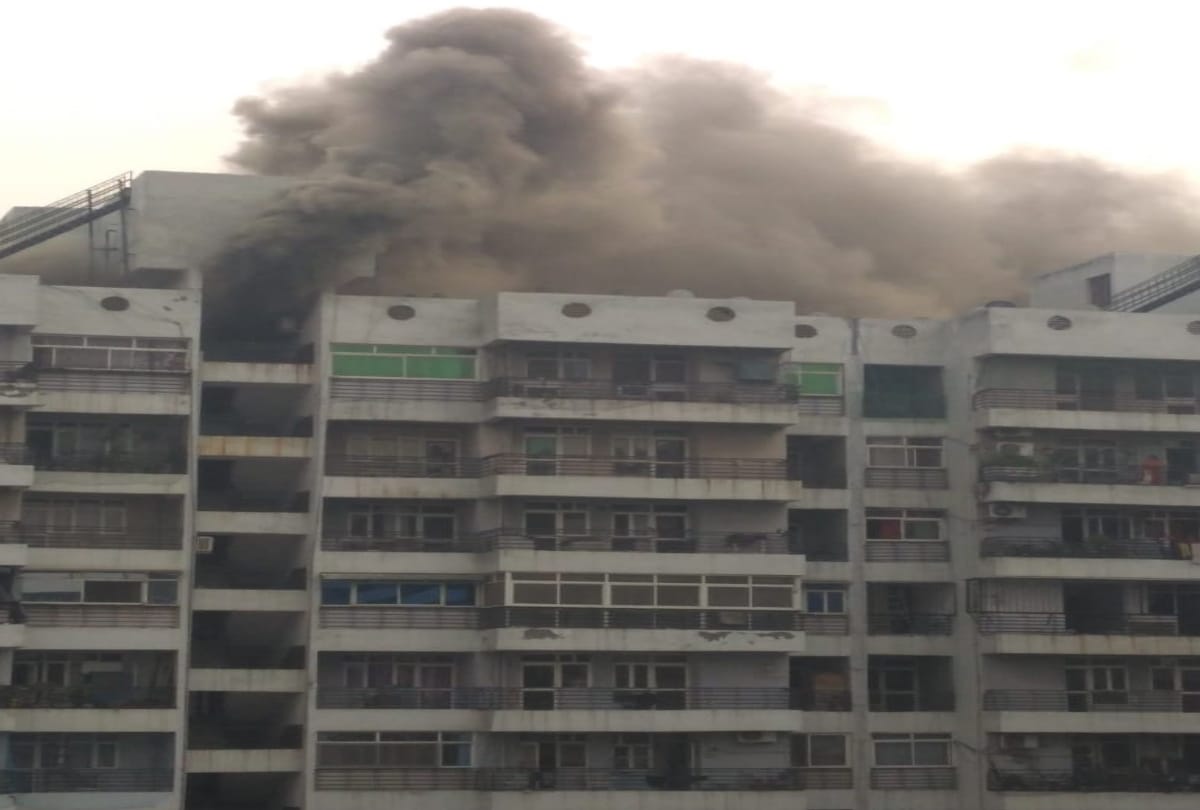 ghaziabad crossing republik gh7 society catches fire, fire brigade came after 20 minutes of control