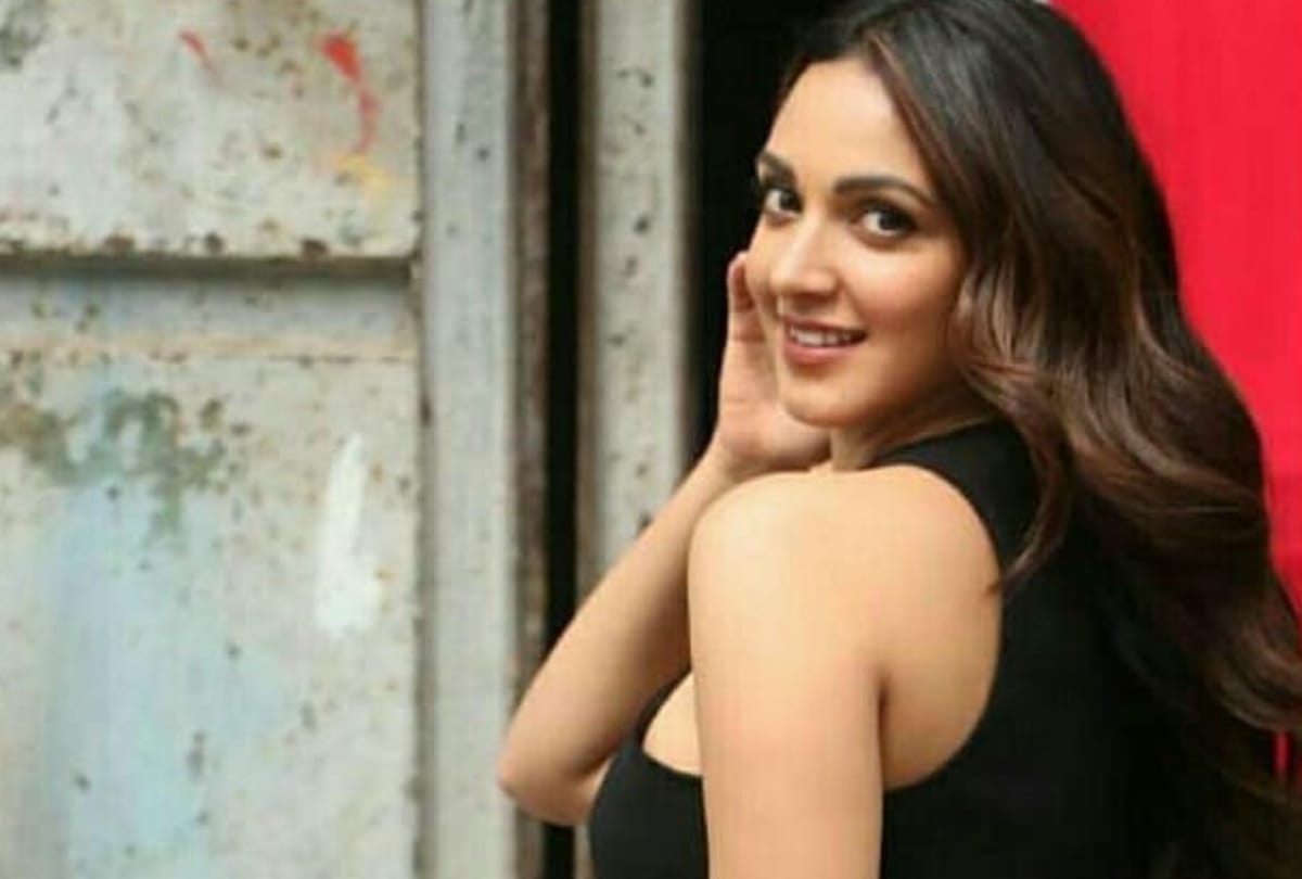 kiaras bold look in golden glitter saree picture got viral