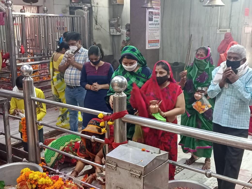 Jalaun: Jayakare echoes in Devi temples, darshan in pandals too
