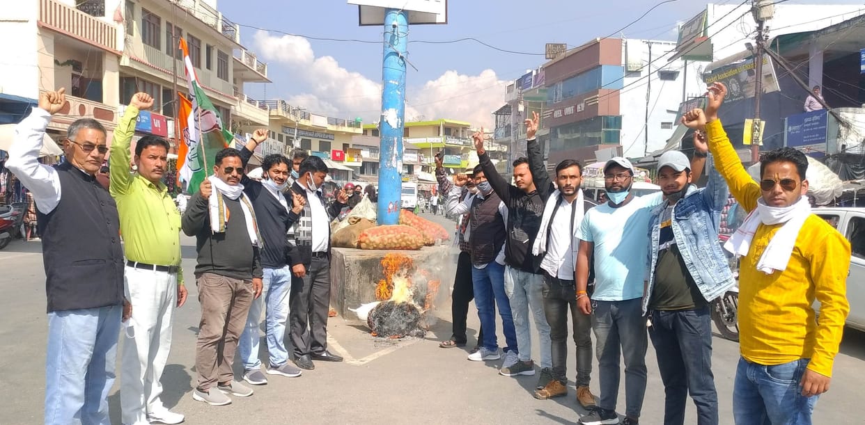 Congress burnt by breaking martyr memorial, burnt effigy of state government