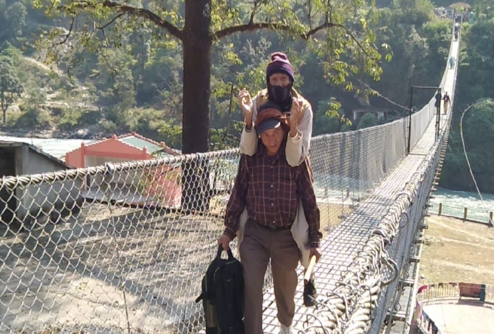 Indo-Nepal border wing bridge open for Six hours,  87 pensioners withdraw Rs 52 lakh from bank