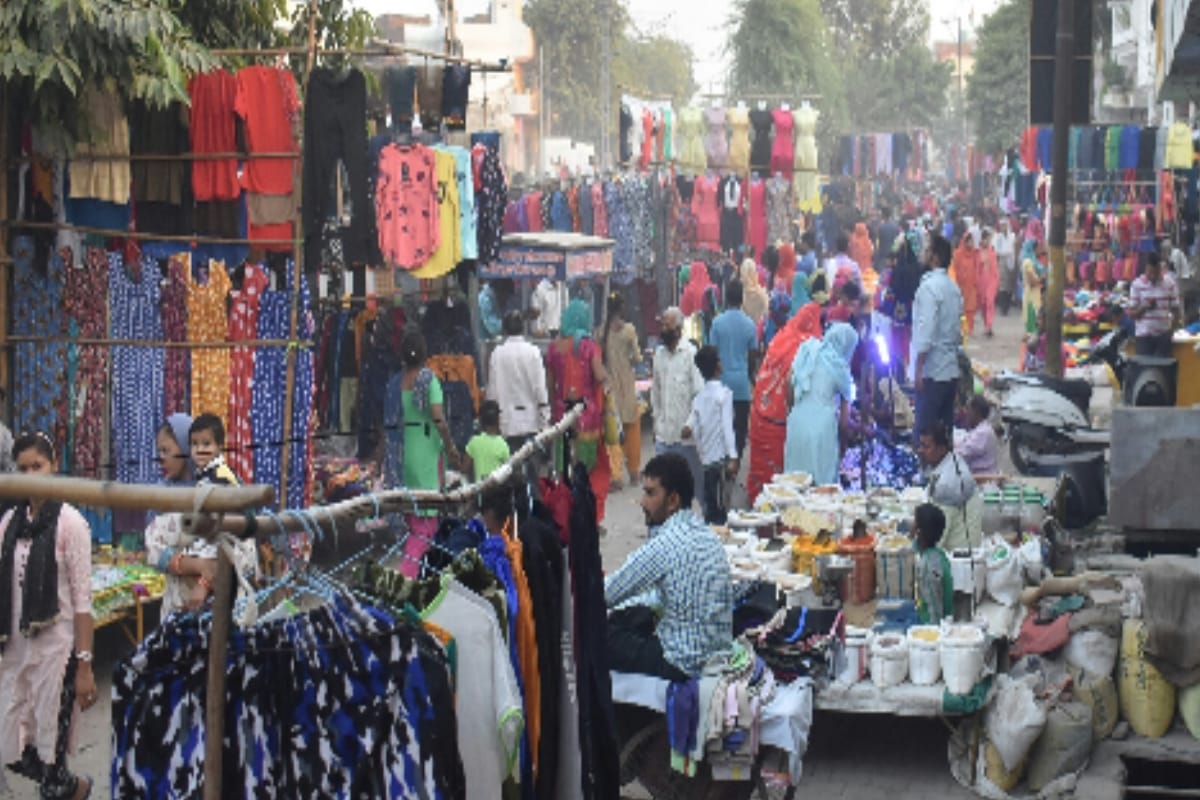 Illegal flea market on government land along railway line in meerut may cause a big accident