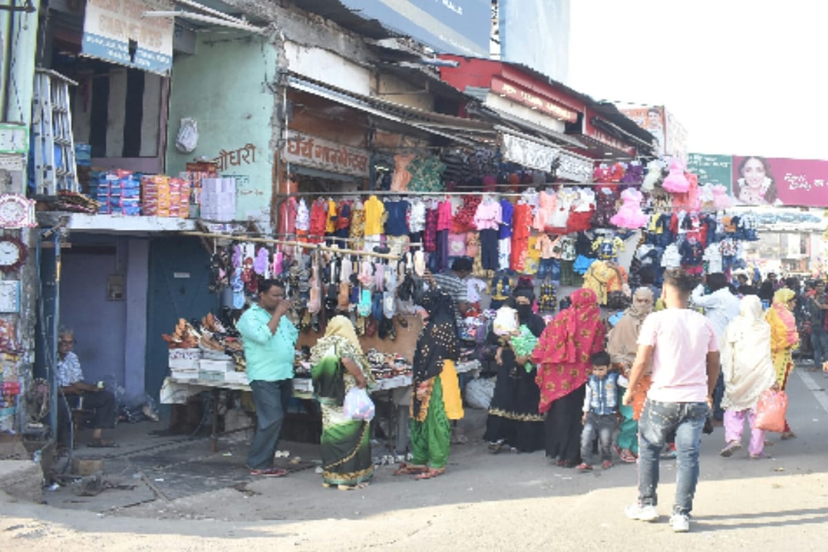 Illegal flea market on government land along railway line in meerut may cause a big accident
