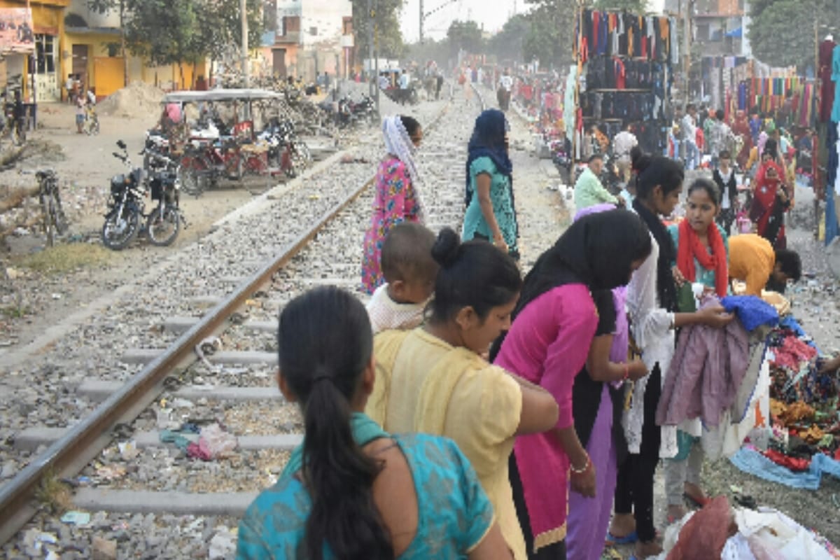Illegal flea market on government land along railway line in meerut may cause a big accident