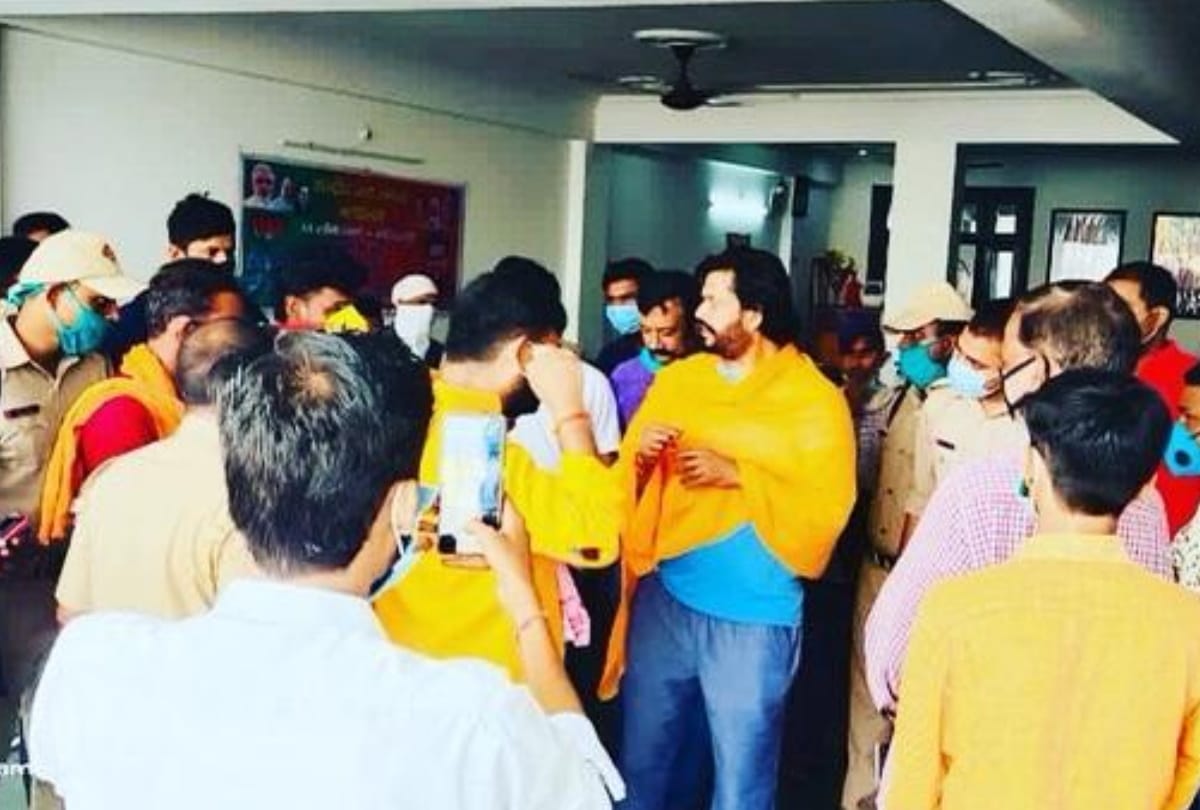 MP Ravi Kishan listened to public problems at his residence Gorakhpur