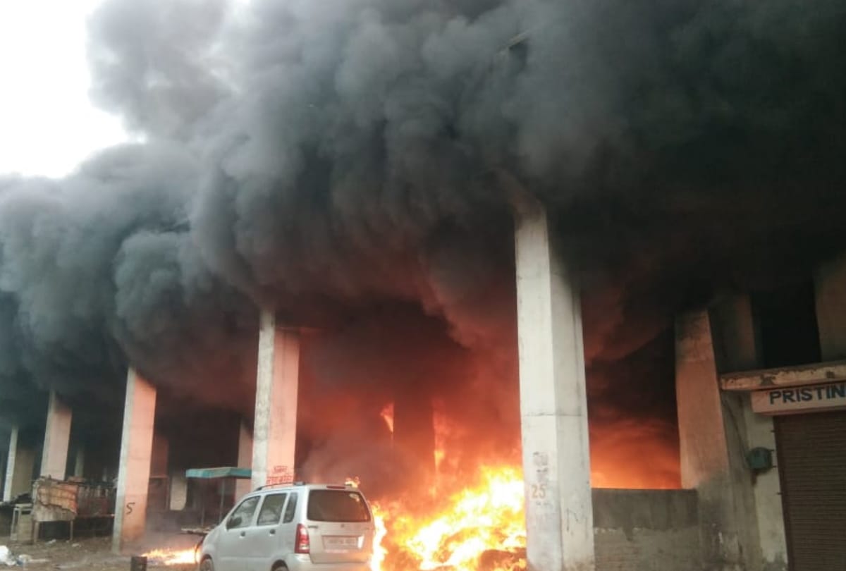 faridabad neelam flyover fire many vehicles and shops catches fire now control