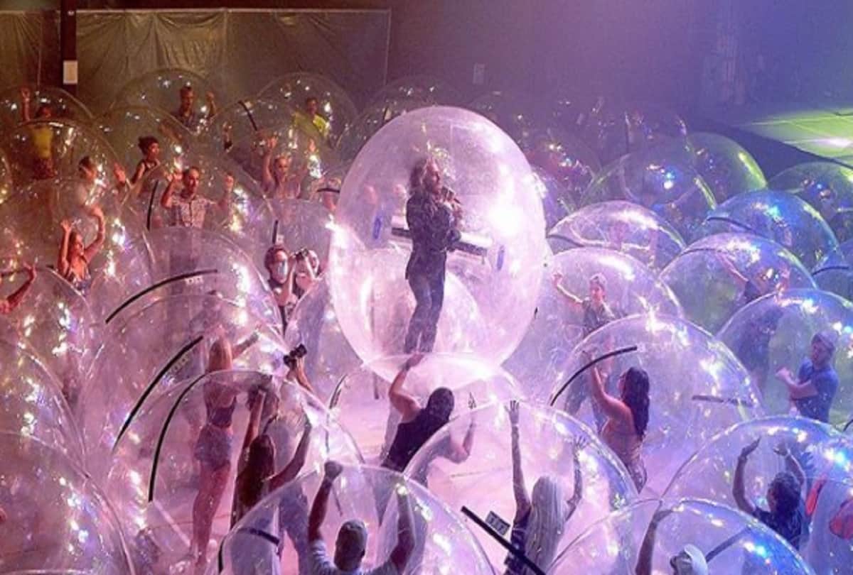 The Flaming Lips performed a music concert with the band and fans encased in plastic bubbles during coronavirus