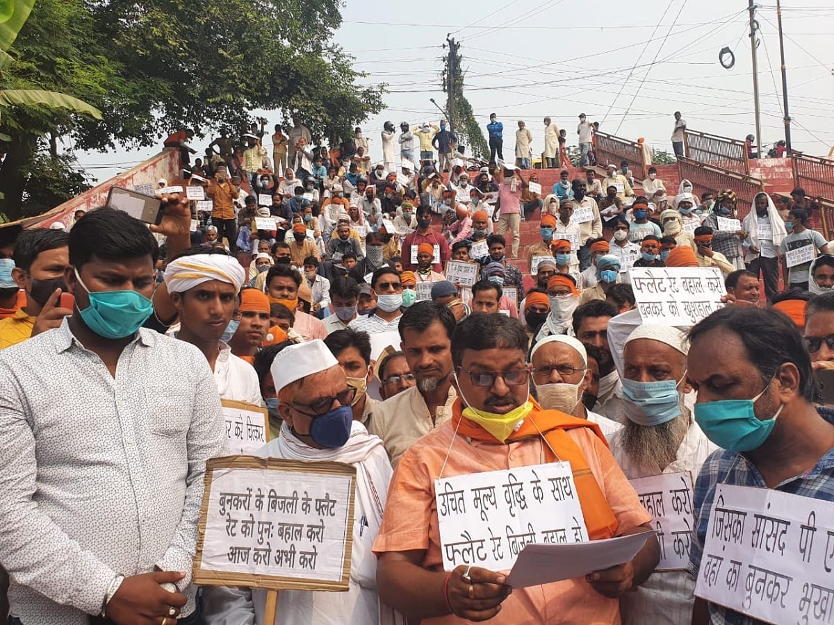 Congress protest with weavers sitting on Shastri Ghat making demands to government in varanasi