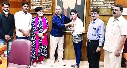 Record: Anshika names 501 characters of Ramayana written from Kalava