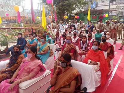 Inauguration program of women helpdesk started in Chowk station of Varanasi
