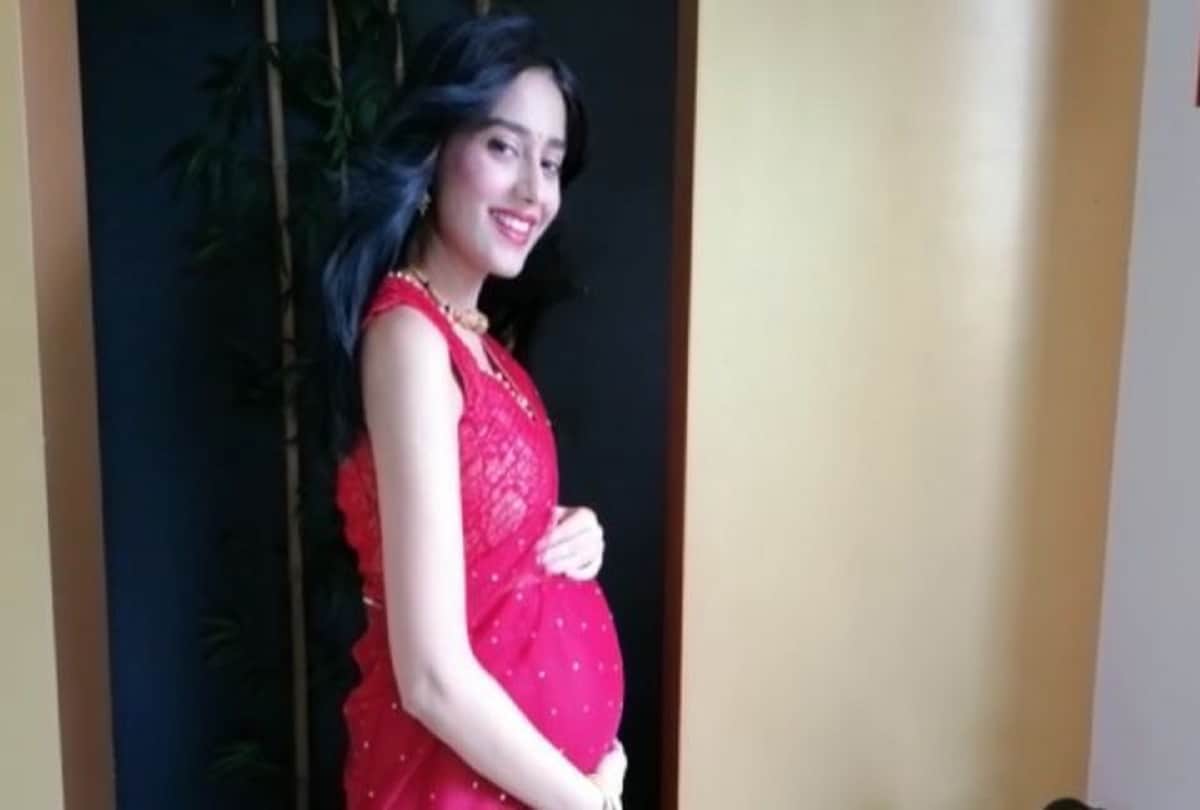 pregnant Amrita Rao shared flaunts baby bump photo in red saree on Navratri