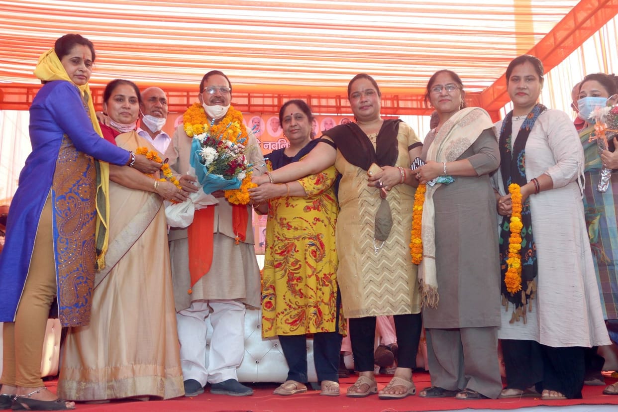 The entire executive, including BJP MLA and District President, distanced themselves from the honor of the bank chairman
