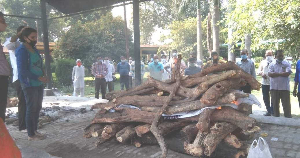 Daughter breaks orthodox tradition, father gives fire to father