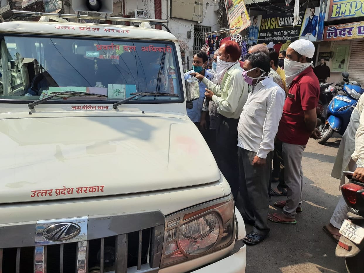 Nagar nigam team and bussinesman between fighting