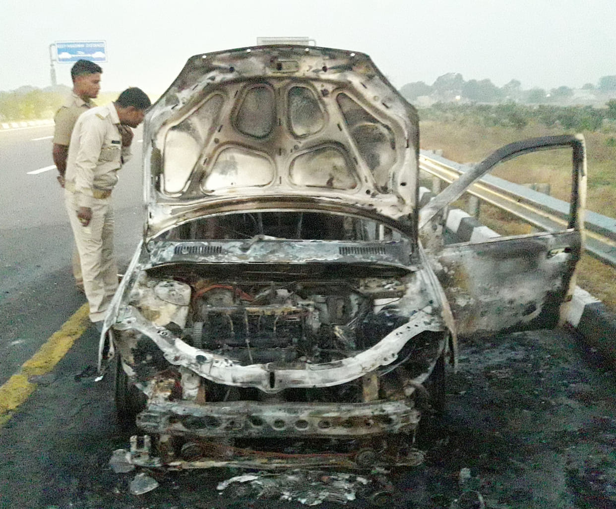 Burned car on expressway, family saved narrowly