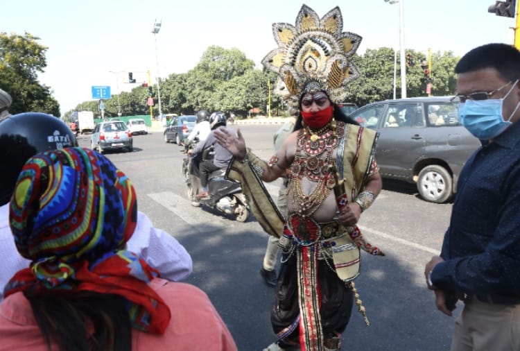 Ravana aware to people about traffic rules in Chandigarh