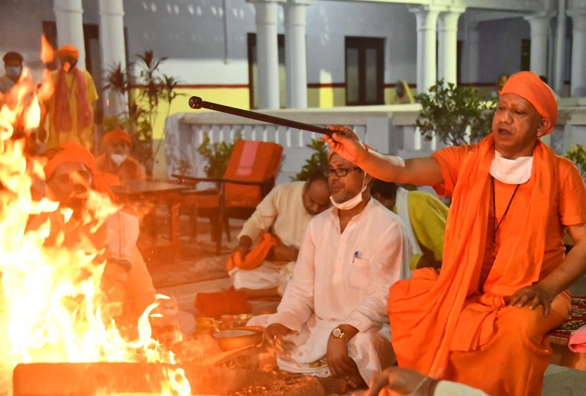 cm yogi adityanath attending mahanisha pooja in gorakhnath temple