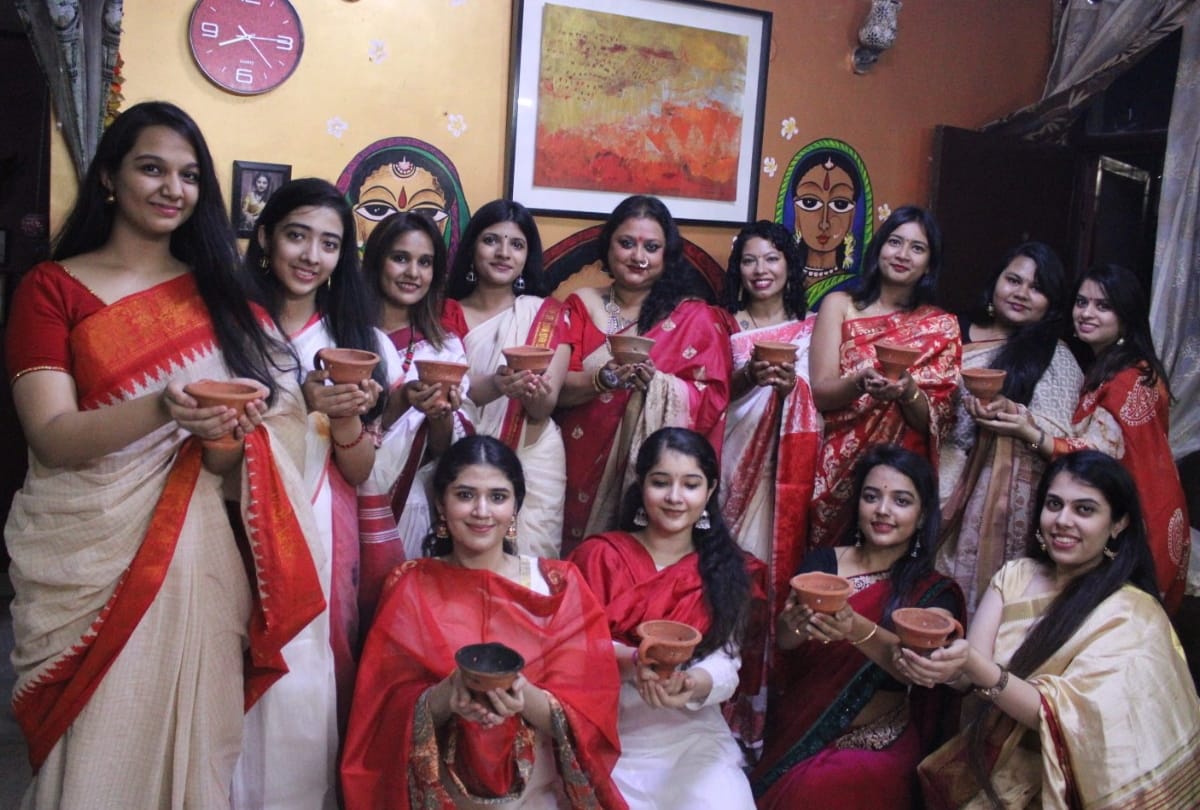 dussehra 2020 women celebrating dhunuchi dance in home instead durga puja pandal navratri