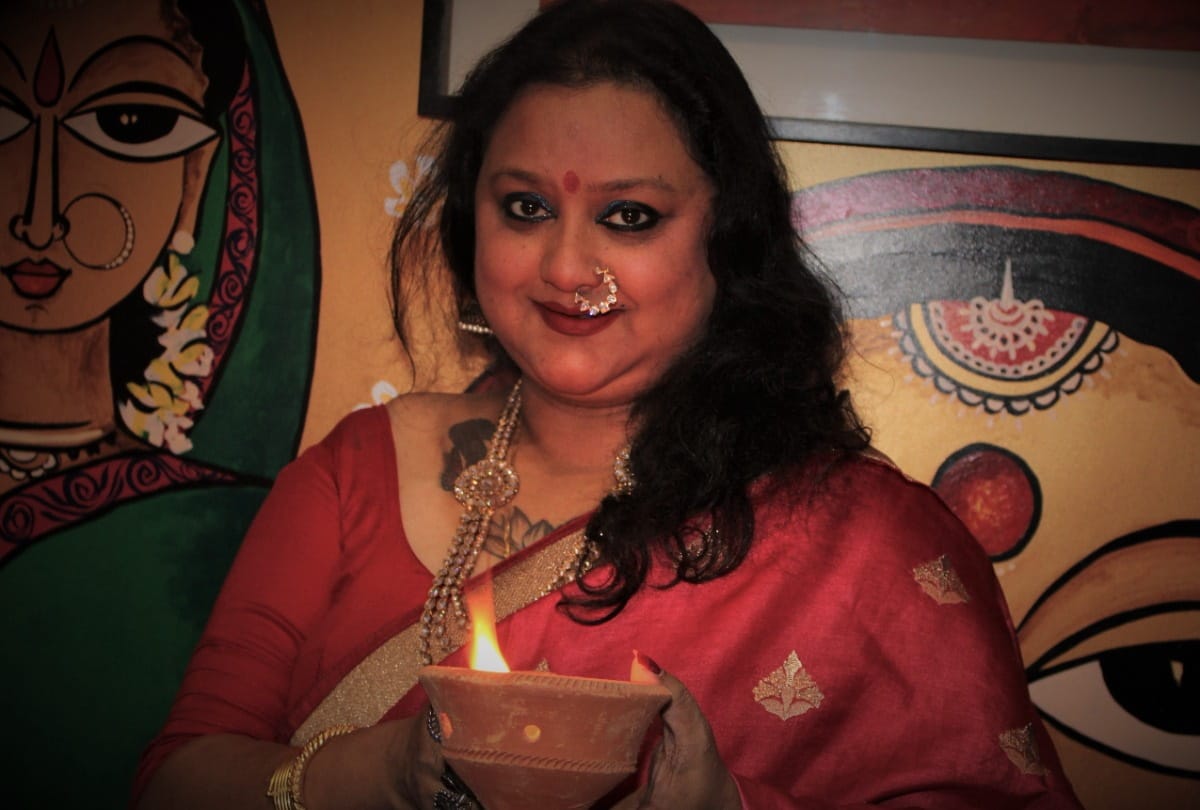 dussehra 2020 women celebrating dhunuchi dance in home instead durga puja pandal navratri