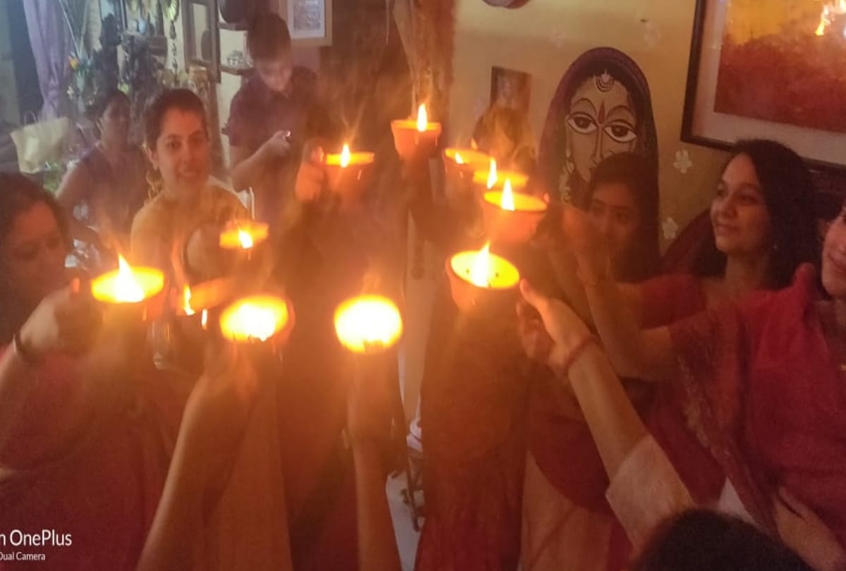 dussehra 2020 women celebrating dhunuchi dance in home instead durga puja pandal navratri
