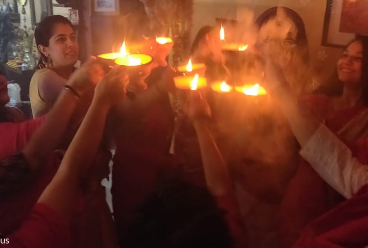 dussehra 2020 women celebrating dhunuchi dance in home instead durga puja pandal navratri