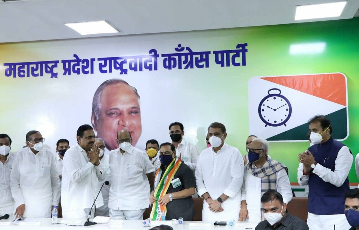 Maharashtra: former BJP leader eknath khadse joins NCP in presence of Sharad Pawar