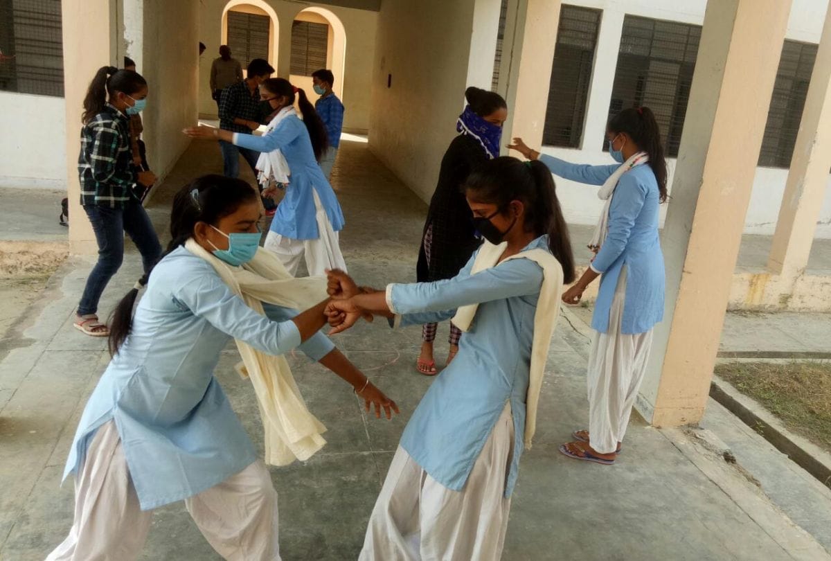 tenth class student Vinita became the Principal for a day in firozabad