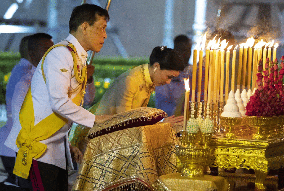 thai king maha vajiralongkorn has four wives and 20 sex soldier know about his colourful life