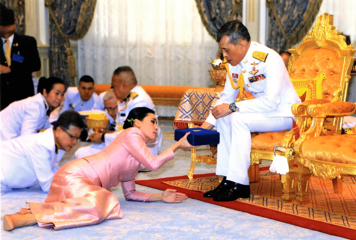 thai king maha vajiralongkorn has four wives and 20 sex soldier know about his colourful life