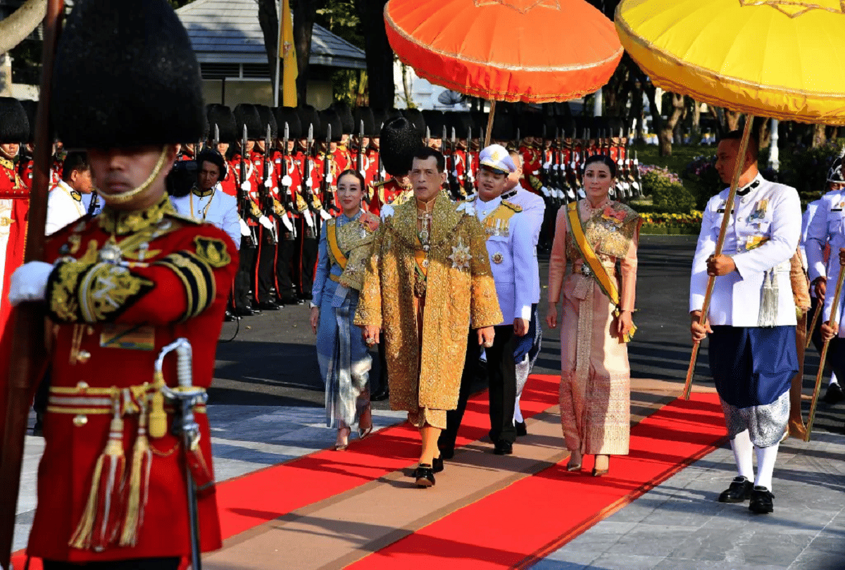 thai king maha vajiralongkorn has four wives and 20 sex soldier know about his colourful life