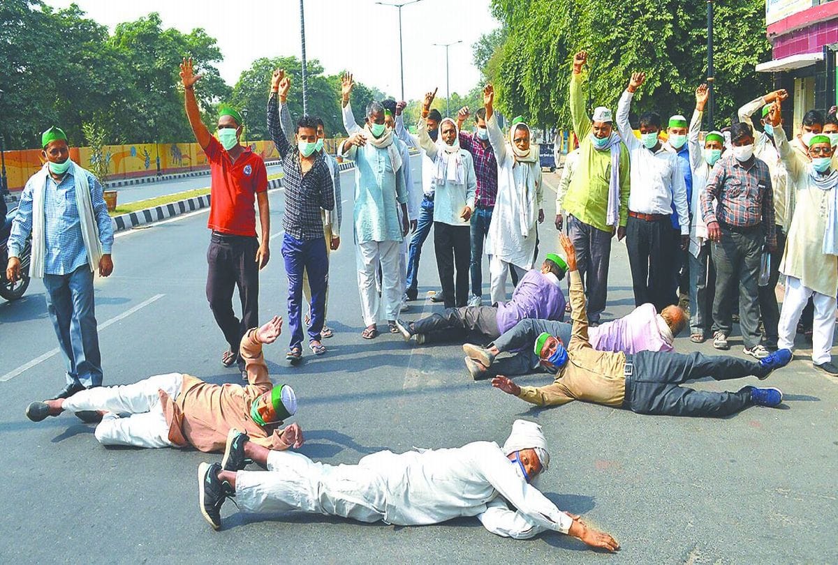 farmers protests in unique style over land acquisition scam in agra