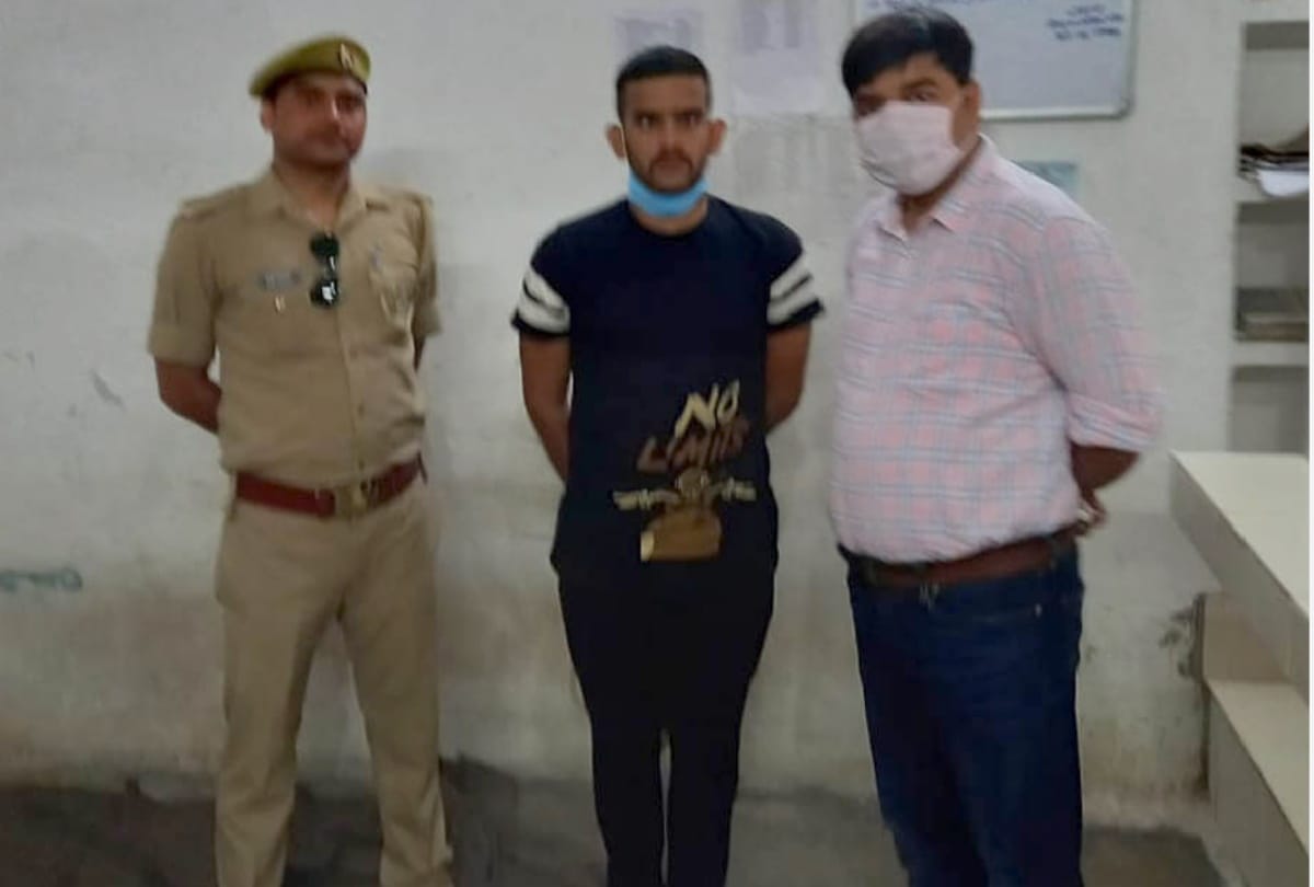 Wearing CRPF uniform and snatch in train at Kushinagar