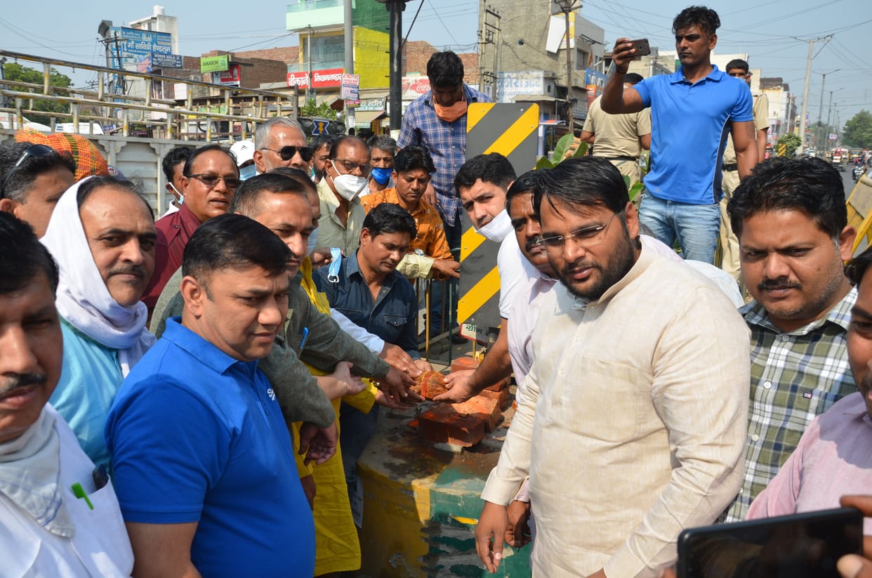 ranovation, neempal chowk, people gathring