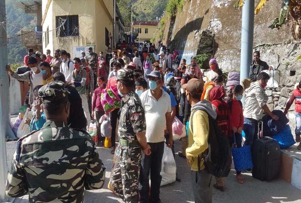 India Nepal Border Latest News Today: Nepal police Lathicharge on People crowd during Come to India, ,swing bridge Closed, Photos