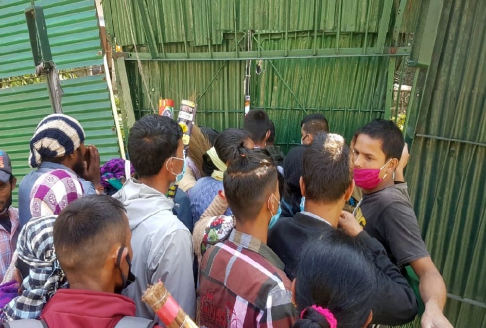 India Nepal Border Latest News Today: Nepal police Lathicharge on People crowd during Come to India, ,swing bridge Closed, Photos