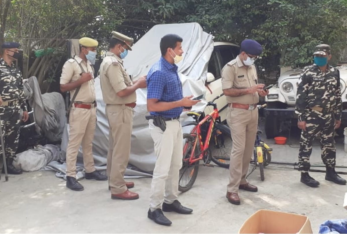 SDM, SSB, Customs Department raided and recovered foreign cosmetic material in nautanwa maharajganj