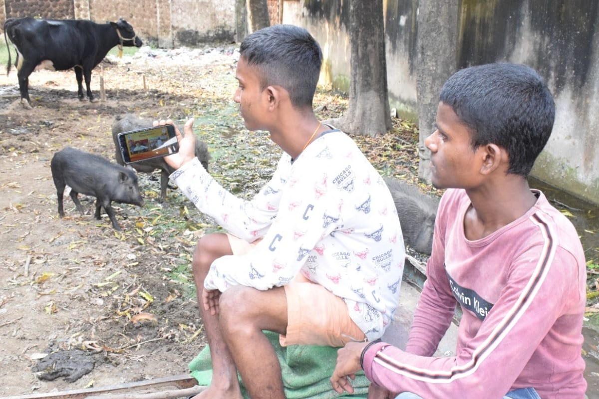 People watched speech of PM Modi in Bihar Election on their phones and TV in villages and towns