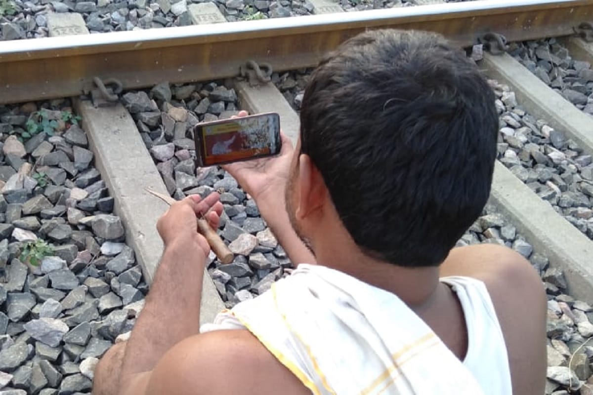 People watched speech of PM Modi in Bihar Election on their phones and TV in villages and towns